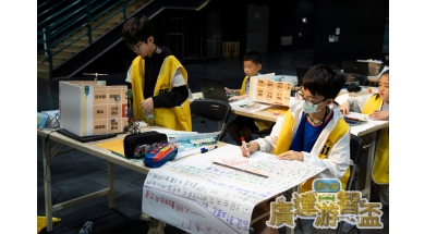 畫海報、做模型，各組選手全神貫注準備成果展示，想把自己的作品理念表達得更清楚。