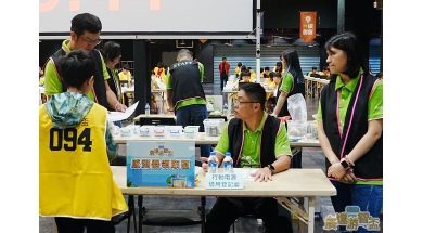 選手依需求領取感測器與配件，靈活運用資源完成作品創作，展現實作與解決問題的能力。