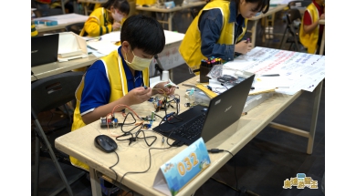 選手專注的確認每個感測器、接線與程式碼，努力完成自己的作品。