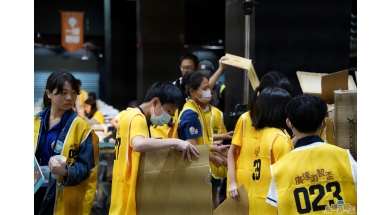 題目公布後，選手們迅速展開構思行動，分工合作挑選所需材料，準備打造作品。