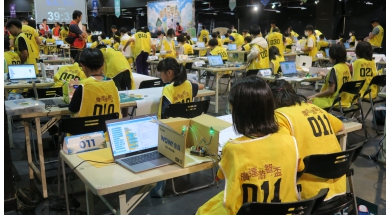 100 組隊伍進入實作階段後，專注組裝、測試與修正作品，展現團隊合作與臨場應變能力。
