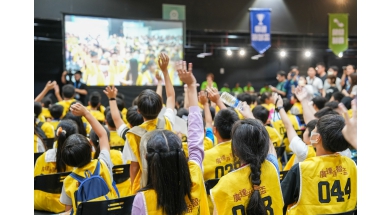 完成 120 分鐘黑客松挑戰後，選手們熱情與台上互動，期待即將公布的上台發表隊伍。