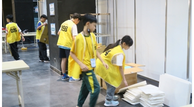 參賽隊伍依照作品需求領取材料，準備將構想轉化為可操作的實體作品。