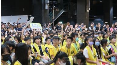 緊張的黑客松挑戰告一段落，選手們齊聚現場等待公布上台發表隊伍，氣氛既期待又興奮。