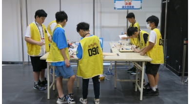 選手們依照作品需求進行材料加工與組裝，在有限時間內一步步完成作品結構。